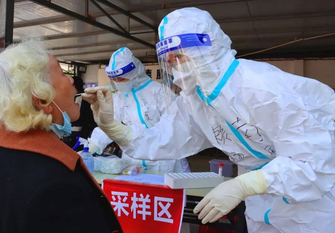 【北京一核酸采样人员确诊，北京核酸检测累计采样2297万人】